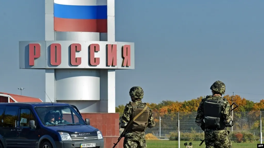 Министерство внутренних дел подготовило поправки, которые позволят отказывать в экстрадиции иностранцев и лиц без гражданства, если им предоставлено убежище в России — включая политическое. Под новые правила могут подпасть обвиняемые за рубежом хакеры, сторонники «традиционных ценностей» и перешедшие на сторону Москвы украинские чиновники.