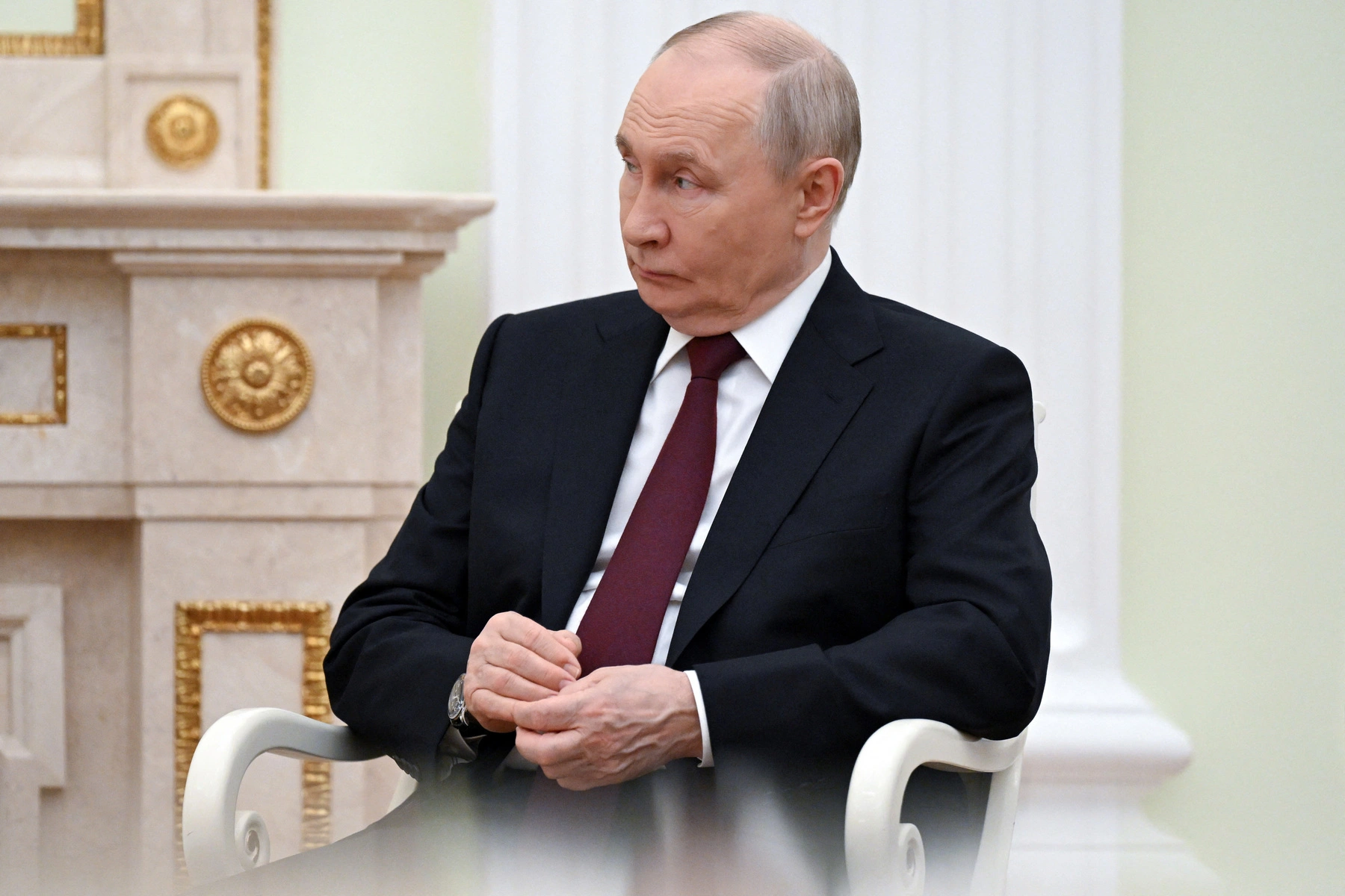 Мониторинг активности во «ВКонтакте» показал сотни комментариев провластных ботов, которые пытаются объяснить шестинедельное падение рейтинга Владимира Путина «сезонной динамикой», сравнивают его показатели с западными лидерами и ставят под сомнение данные ВЦИОМ. На фоне этого власти обеспокоены непопулярностью интернет-ограничений перед выборами в Госдуму.