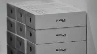 У российских продавцов электроники скопились крупные партии премиальных смартфонов Apple и Samsung. Из‑за снижения покупательной способности и охлаждения интереса к дорогой технике ритейлеры вынуждены резко снижать цены и распродавать устройства с заметными скидками.