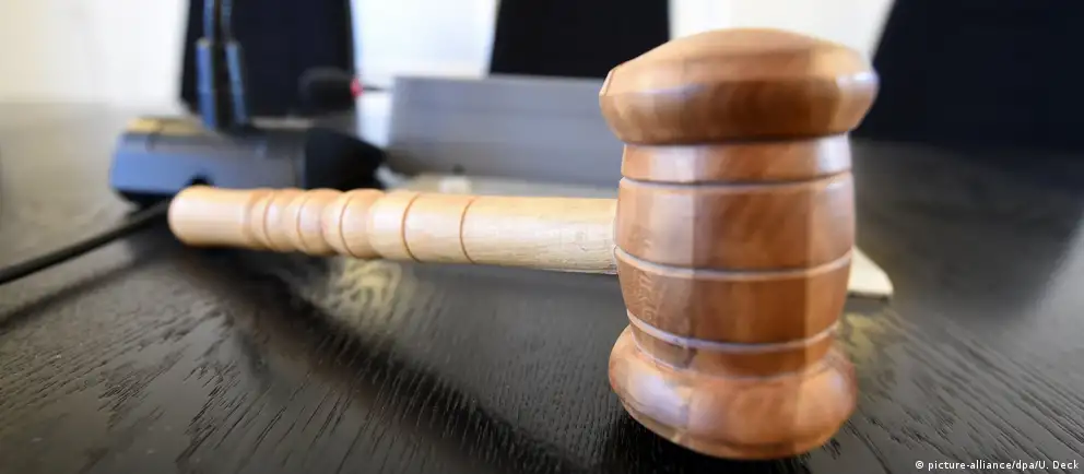 Советский районный суд Воронежа назначил 24-летнему мужчине год исправительных работ за фотографию, которую следствие связало с несуществующим «Международным движением сатанизма». Расследование опиралось на рапорт сотрудника Центра «Э»; ранее Верховный суд признал это движение экстремистским.