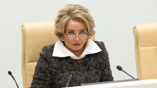 Глава Совета Федерации Валентина Матвиенко заявила, что демографический кризис в России можно преодолеть, если граждане перестанут концентрироваться в нескольких крупных городах, начнут строить по стране просторные дома, заводить большие семьи и благоустраивать дворы. На фоне рекордно низкой рождаемости она назвала «обезлюживание территорий» стратегической угрозой и предложила всероссийскую акцию по посадке цветов.