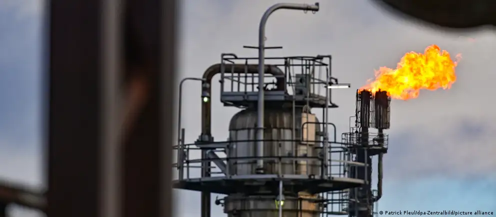 С мая 2026 года Россия намерена остановить транзит казахстанской нефти в Германию по трубопроводу «Дружба». Это затронет крупнейший НПЗ в Шведте — эксперты объясняют возможные мотивы решения и оценивают экономические последствия для региона и страны.