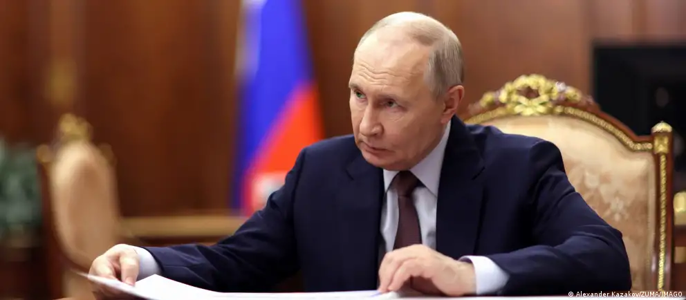 Владимир Путин подписал закон, который выводит из-под контроля государства сделки чиновников и членов их семей, совершенные до назначения на должность, а также добрачные активы супругов. Одновременно меняются правила декларирования: госслужащие будут отчитываться об общем доходе семьи, а не о доходах каждого члена по отдельности.