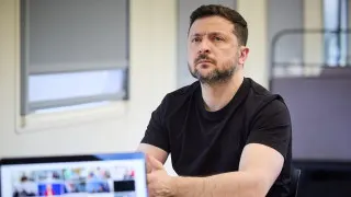 Президент Украины Владимир Зеленский считает, что усиление блокировок интернета и ограничения доступа к мессенджерам в России связаны с подготовкой к новой волне мобилизации и возможному крупному наступлению в Украине, а также с проверкой реакции НАТО на потенциальные провокации в странах Балтии.