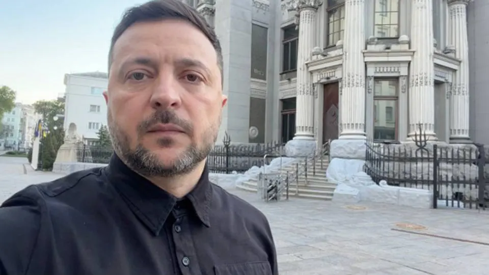Киев настаивает на длительном прекращении огня с гарантиями безопасности, а не на «несколько часов» для проведения парада в Москве; детали российской инициативы уточняют через американскую сторону.