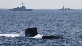 Правительство Японии кардинально изменило оборонную политику, разрешив экспорт летального оружия при жестком контроле поставок. Новые правила открывают для Токио крупные рынки в Азии, Европе и других регионах на фоне растущего глобального спроса на вооружения.
