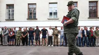 Минобороны подготовило поправки, позволяющие проверять военнослужащих на алкогольное опьянение на месте службы, без обязательной доставки в медучреждение. Инициативу одобрила правительственная комиссия по законопроектной деятельности.