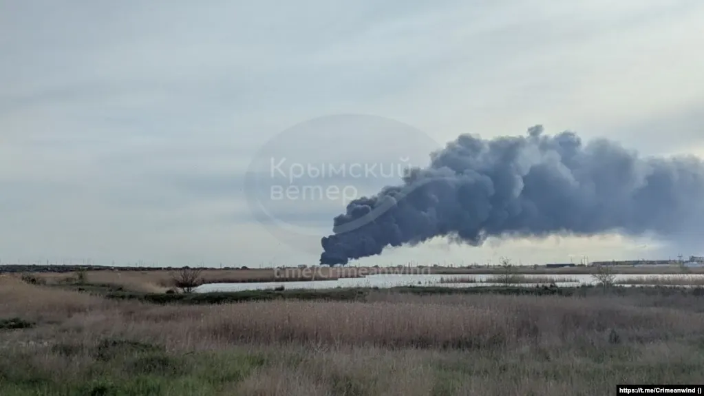 В результате ночных атак беспилотников на промзону Новокуйбышевска погиб один человек, есть раненые; сообщается также о повреждении жилого дома в Самаре и ударе по нефтеперекачивающей станции под Кстово, а в Крыму и Туапсе зафиксированы атаки на нефтяную инфраструктуру.