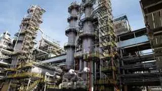 Сызранский нефтеперерабатывающий завод приостановил переработку нефти из‑за повреждения оборудования в результате атаки беспилотников. По данным отраслевых источников, ремонт может занять от одной до двух недель, а правительство на фоне участившихся ударов по НПЗ ужесточило контроль над производством топлива.