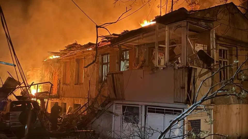 В результате массированной атаки российских беспилотников по жилым домам в Одессе погибли два человека, 15 получили ранения. Удары по гражданской инфраструктуре также ранее пришлись на Днепр, Сумы и другие города Украины.