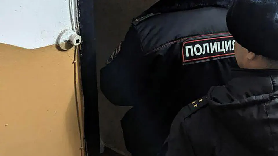 ФСБ задержала двоих подозреваемых, один из них — несовершеннолетний; возбуждено дело о хулиганстве. Инцидент произошёл на фоне масштабной блокировки Telegram и скачка загрузок VPN.