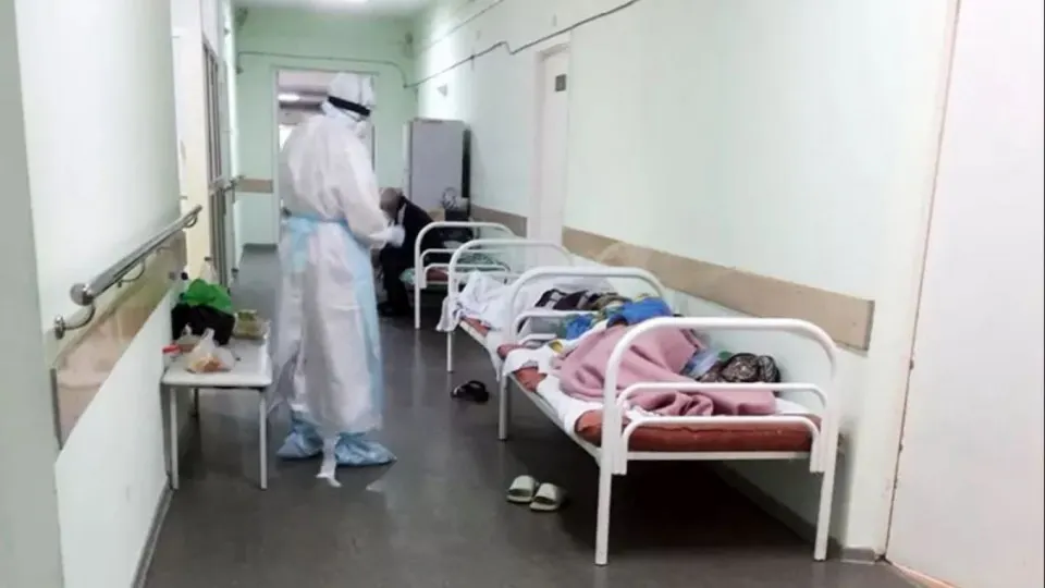 В поликлинических и больничных электронных картах нижегородцев начали появляться тексты, подготовленные с помощью ChatGPT: в них находят эмодзи и типичные ошибки. Региональный Минздрав временно запретил использование ИИ при оформлении меддокументации и появление смайлов в электронных документах.