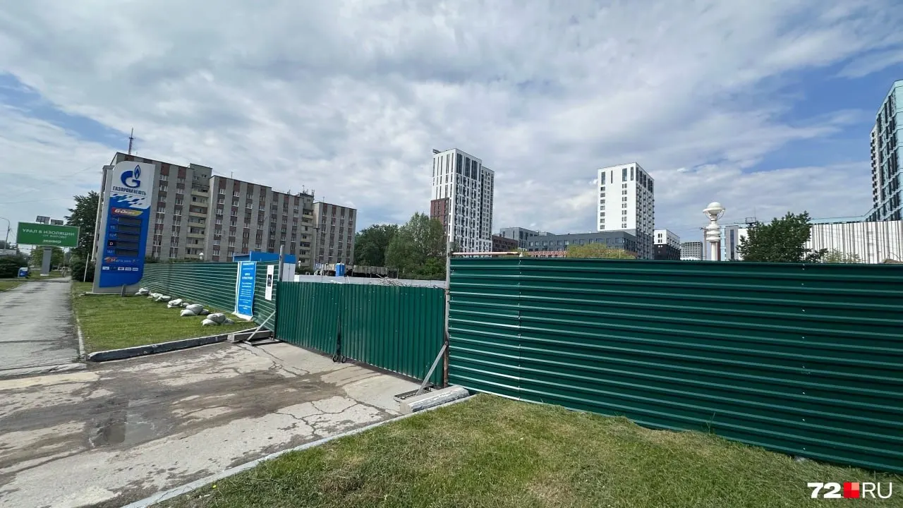 АЗС сети «Газпромнефть» на Пермякова временно закрыта в связи с реконструкцией; станцию планируют открыть в сентябре, ещё одна на Профсоюзной — в декабре.