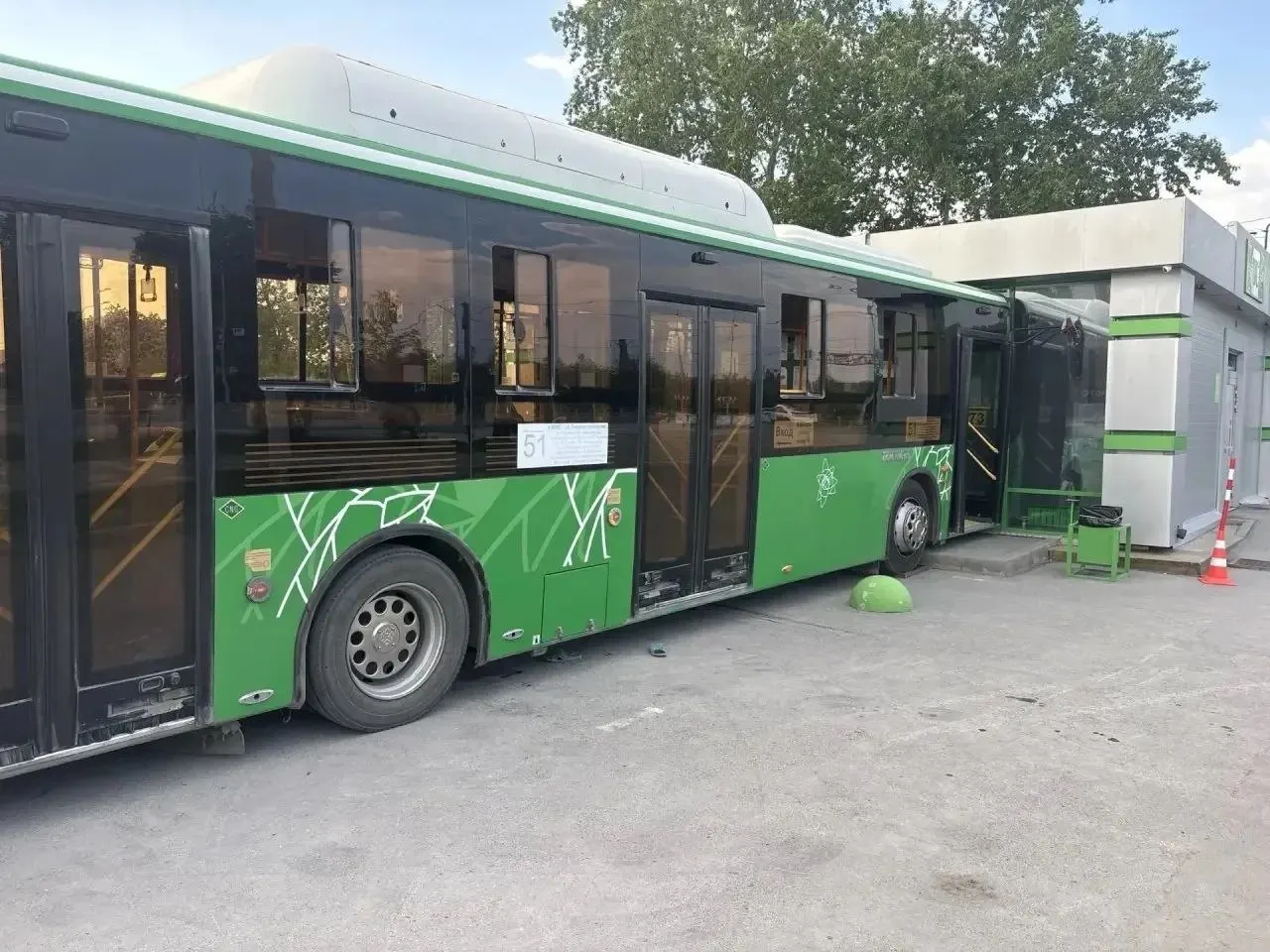 На конечной остановке на улице Космонавтов автобус 51-го маршрута начал движение и придавил женщину‑водителя. Ей было 48 лет, по факту происшествия работает ГИБДД.