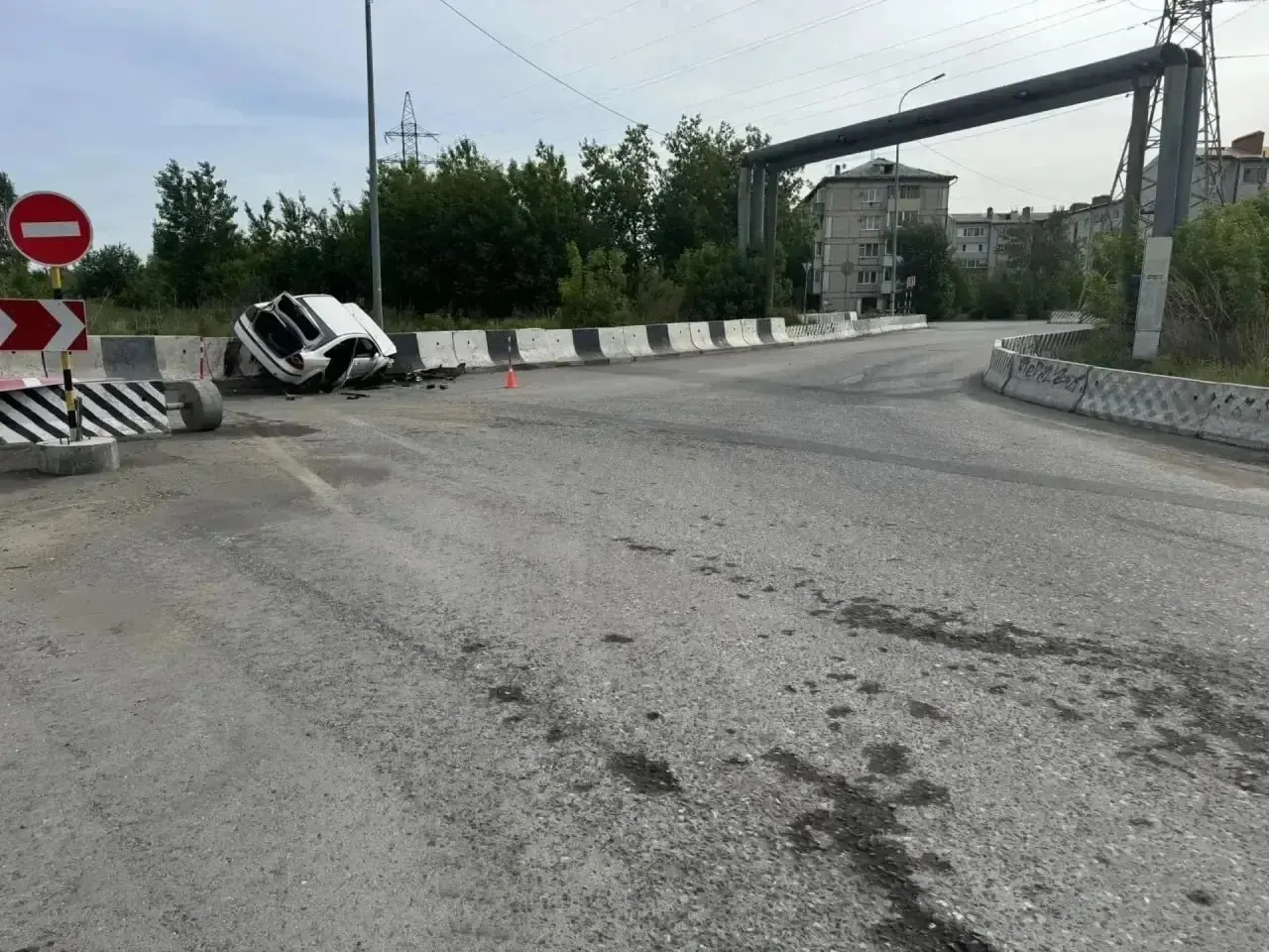 Утром на улице Малышева пьяный водитель врезался в бетонные блоки. При оформлении ДТП из багажника вывели ещё одного человека — он сказал, что «помогал менять лампочки». Пострадавшие госпитализированы.