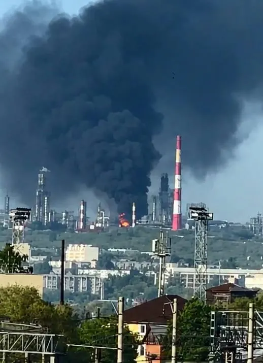 Ночью ударными дронами атаковали объекты в нескольких регионах: в Сызрани погибли два человека, есть сообщения о возгорании на нефтеперерабатывающем заводе, в Белгородской области пострадали три человека. Минобороны заявило о перехвате 121 беспилотника.