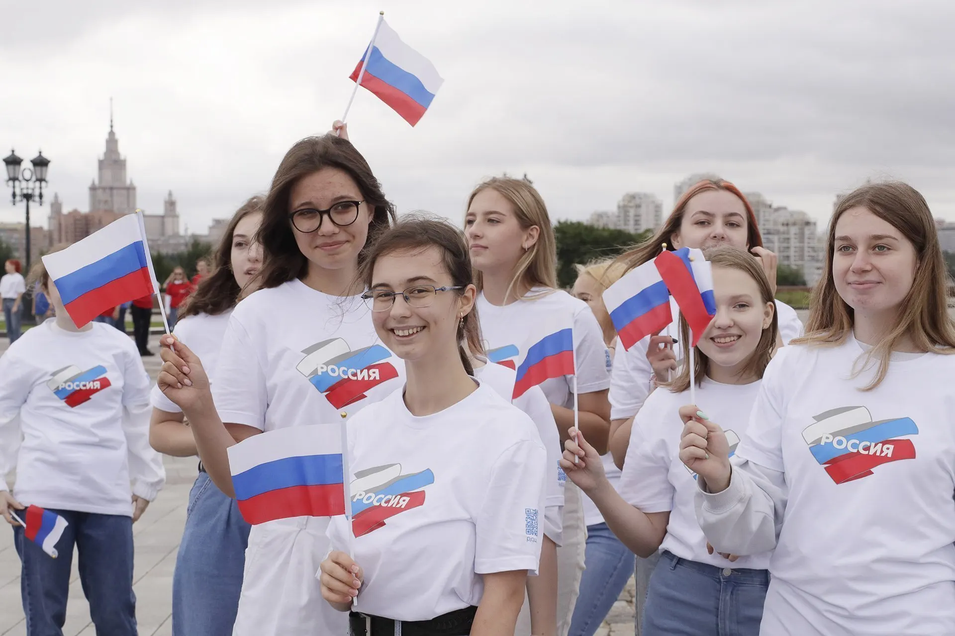 Государство значительно наращивает финансирование патриотических программ и вводит сложную систему показателей для контроля их эффективности. Эксперты отмечают, что методики учета завышают охваты и не отражают реальных установок молодежи.