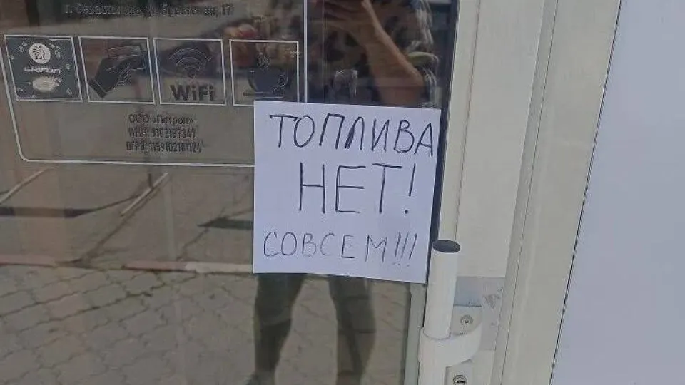 С 31 мая в регионе вводят талоны на бензин АИ‑95 и ограничение продажи АИ‑92 до 20 л на одно ТС; власти обещают нормализовать ситуацию в течение 30 дней на фоне перебоев в переработке и поставках топлива по стране.