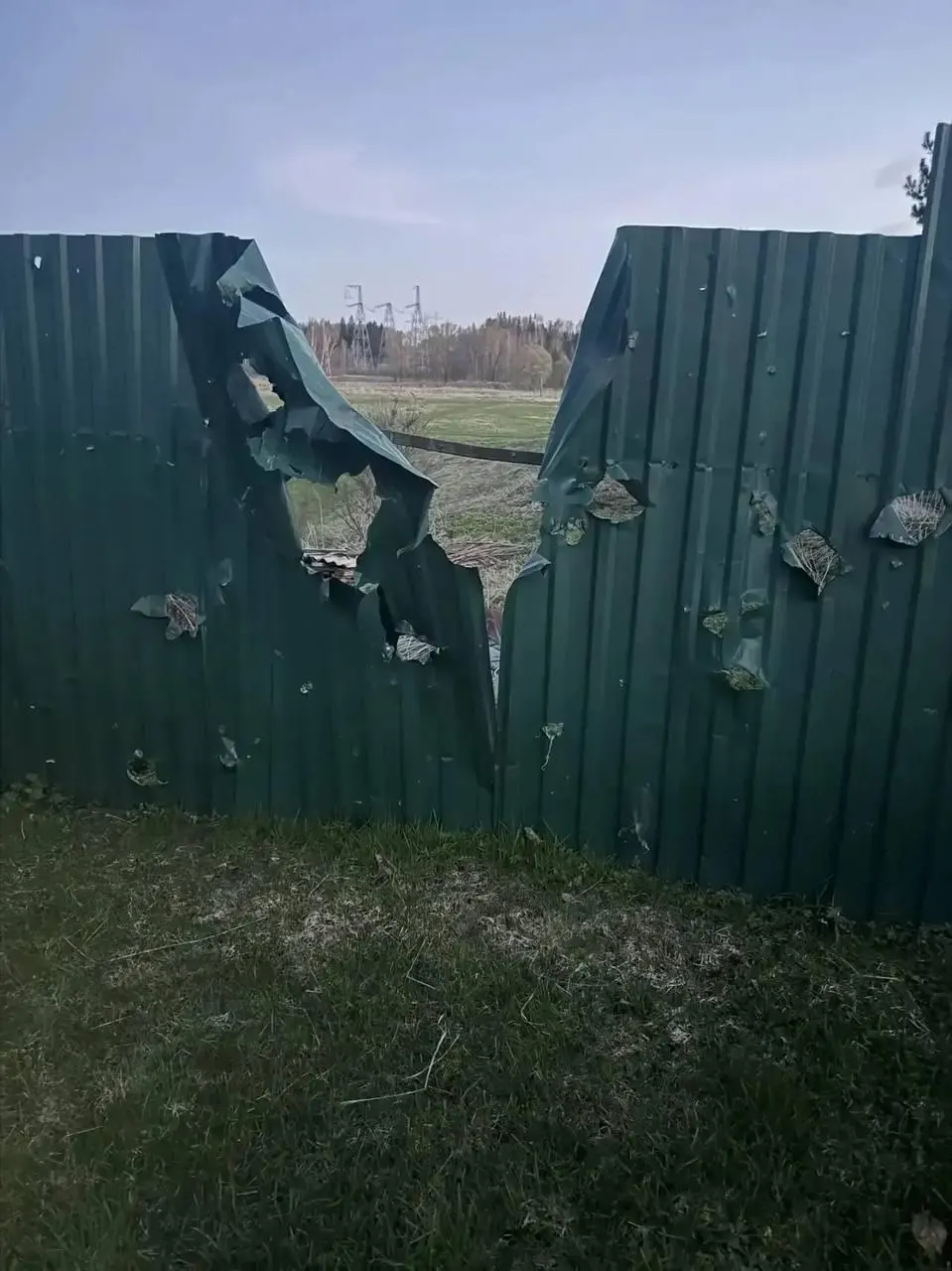 В Подмосковье в результате атаки БПЛА погиб 77-летний мужчина. В Ленинградской области и других регионах сообщили о массовом отражении ударов беспилотников; в Приморске случилось возгорание в порту, последствия ликвидированы.