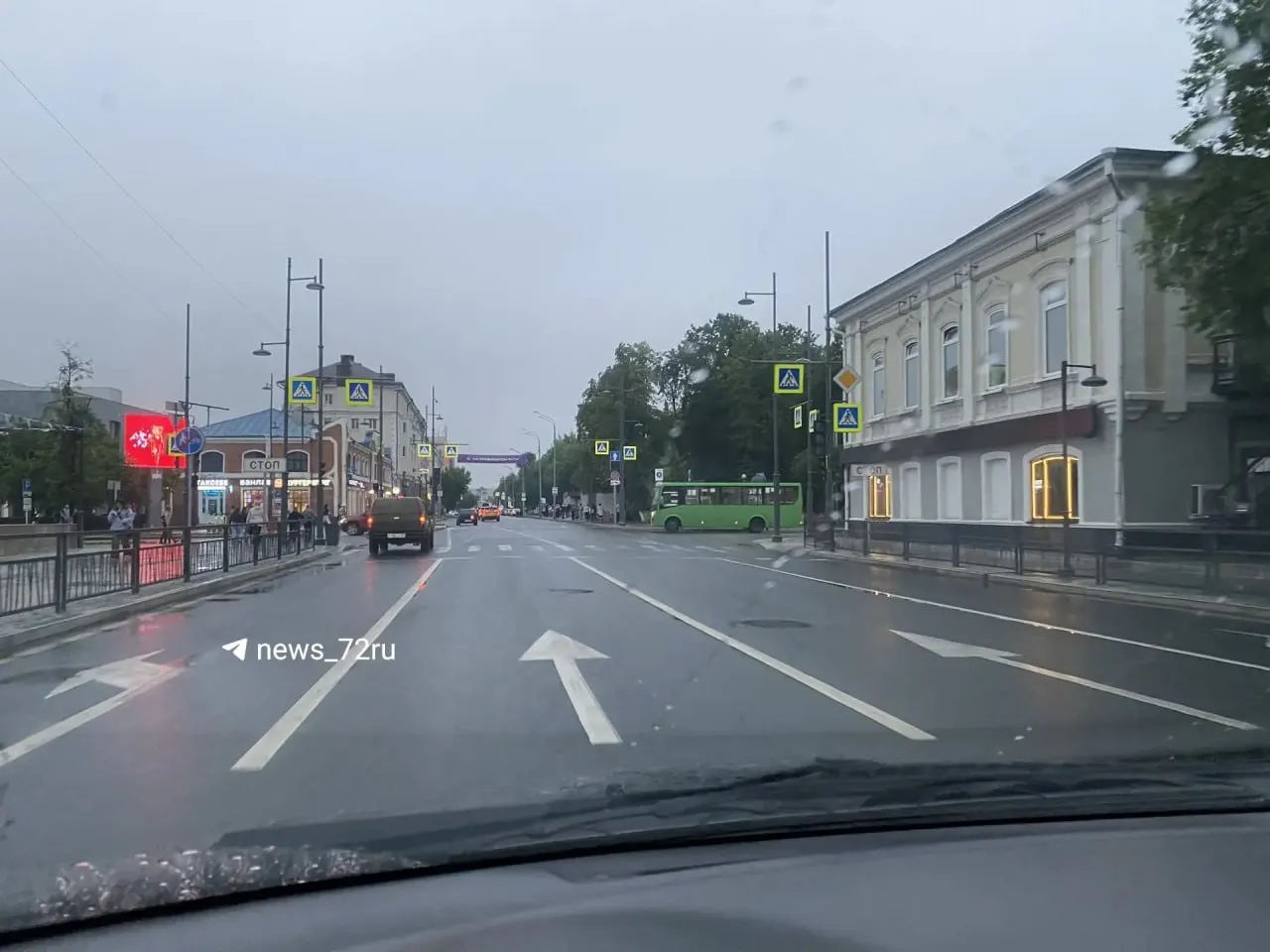 На перекрёстке улиц Ленина и Первомайская в Тюмени отключился светофор. В доступных кадрах видно место происшествия.
