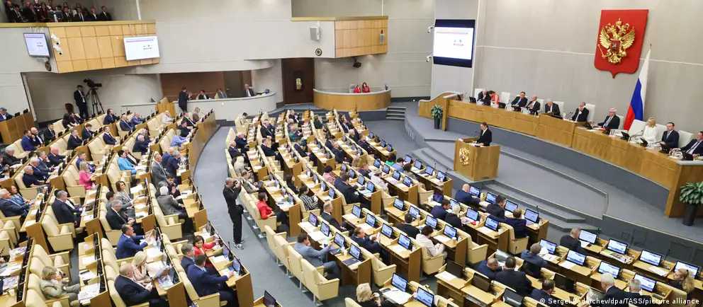 Проект предлагает дополнить КоАП 58 основаниями для административного выдворения иностранцев и лиц без гражданства — среди них участие в несогласованных акциях, «дискредитация» армии и «злоупотребление свободой СМИ». Документ отправлен на второе и третье чтения.