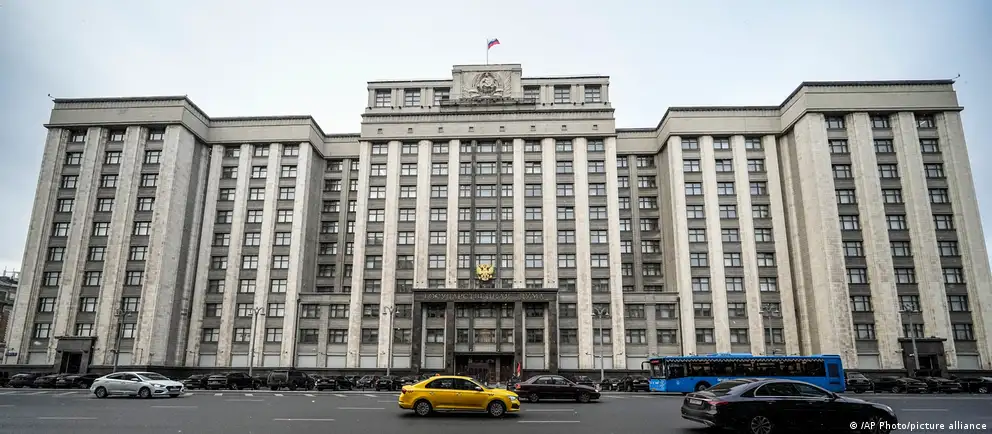 Новый закон позволяет российским судам арестовывать имущество и банковские счета граждан, находящихся за границей, по административным статьям «против интересов» страны; правозащитники называют это инструментом устрашения и экономической маргинализации.