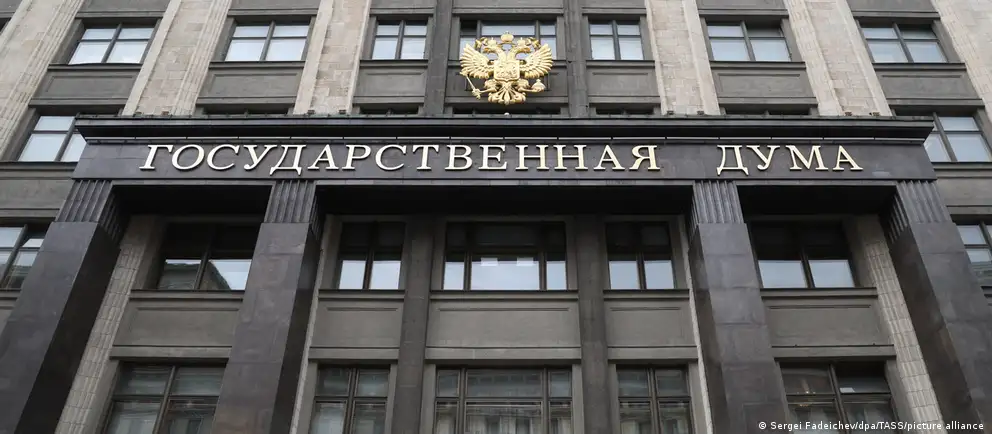 Депутаты приняли закон, позволяющий судам арестовывать счета и другие активы граждан, покинувших страну, чтобы обеспечить уплату штрафов по ряду административных статей; поправки вступят в силу 1 сентября.