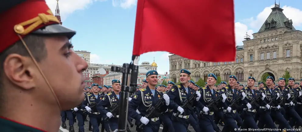 Власти сократили формат празднований 9 мая: в Москве и других городах военная техника не будет участвовать, в ряде регионов парады и салюты отменены. Эксперты связывают это с соображениями безопасности и перераспределением ресурсов из‑за войны.