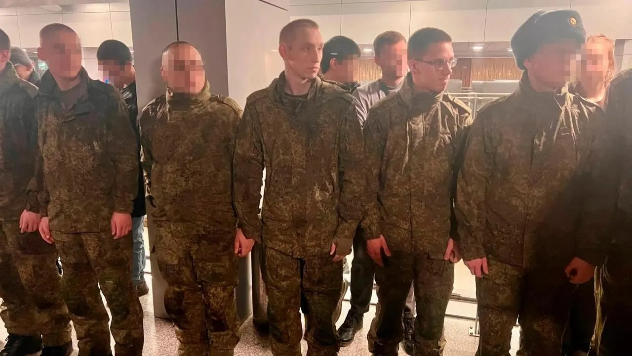 Кирилла Пономарева вернули из воинской части в Ростове-на-Дону. Военная прокуратура обнаружила несоответствия в документах, деньги за контракт возвращены, ждут приказа о переводе в статус срочников.