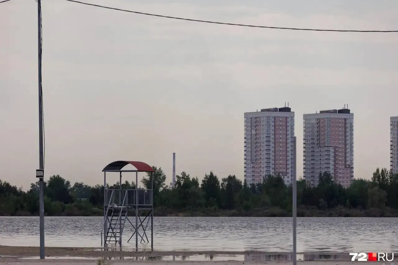 Песчаная зона отдыха на озере Круглом, где год назад купались десятки людей, сейчас подтоплена и завалена брошенными вагончиками и баннерами. Открытый конкурс на нового оператора стартовал в середине мая, итоги планируют подвести в конце июня.