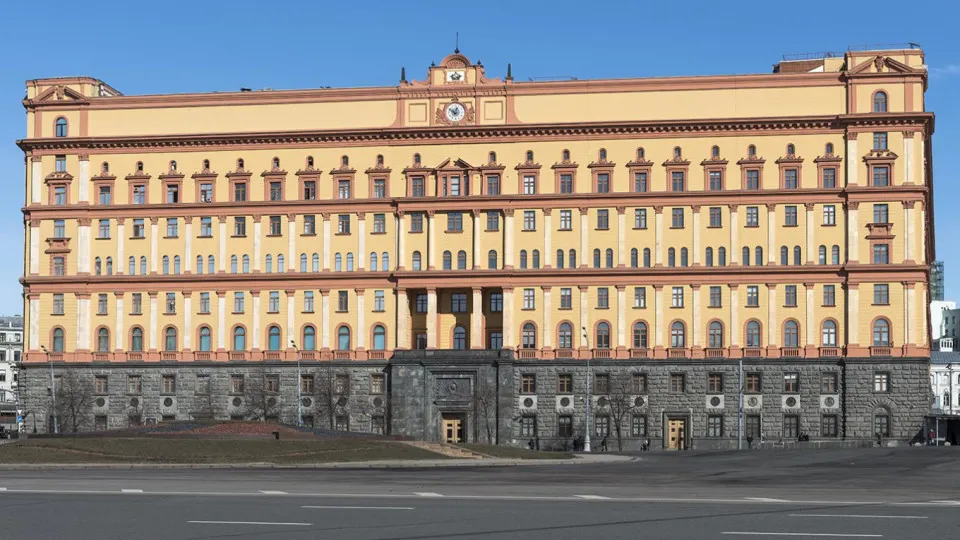 Руководитель пограничной службы заявил, что Финляндия и Эстония нарушают договоры о границе, создают риски конфликтов и осложняют работу пунктов пропуска; в связи с этим Россия готовится к различным сценариям развития ситуации.