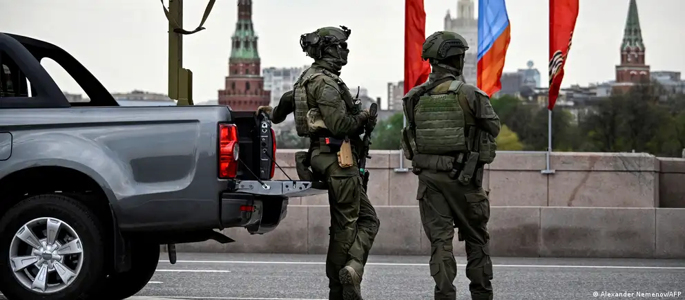 Власти России отменили аккредитации, выданные иностранным журналистам для освещения парада на Красной площади. Празднования пройдут в сокращённом формате — без военной техники и с ограниченным списком гостей — на фоне угроз со стороны Украины и недавних атак дронов.