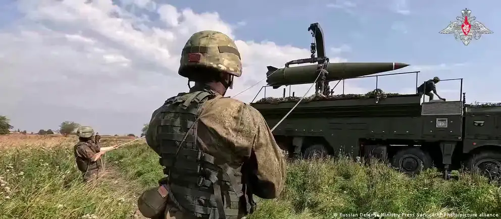 В Минобороны опубликовали видео с учебной доставкой специальных боеприпасов и развертыванием оперативно‑тактических ракет «Искандер» на позициях ракетной бригады в рамках совместных учений с Беларусью.