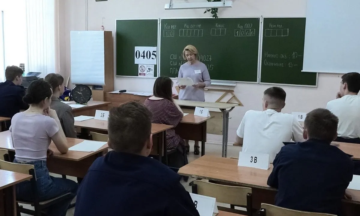 Рособрнадзор выпустил методические рекомендации: организаторы и охрана не имеют права прикасаться к участникам ЕГЭ и их вещам; при сигнале металлоискателя предлагается попросить добровольно предъявить предмет.