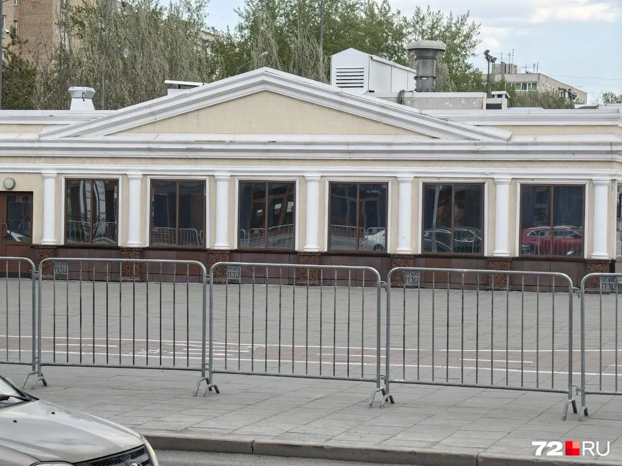 В Тюмени оградили площадь 400‑летия: на ней установят сцену и палатки, праздничная программа пройдет 9 Мая с 10:30 до 16:00.
