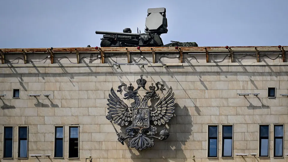 Переброска средств ПВО для защиты парада 9 мая усилила оборону столицы, но оголила другие регионы. Командование украинских беспилотников и независимые аналитики предупреждают о рисках ударов по энергетической инфраструктуре и объектам на периферии.