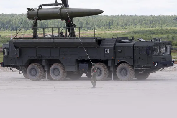 Минобороны Беларуси начало учения по боевому применению ядерного оружия совместно с Россией — проверяются готовность вооружений, вопросы скрытности, перемещения и доставка ядерных боеприпасов; в ведомстве называют учения плановыми и не направленными против третьих стран.