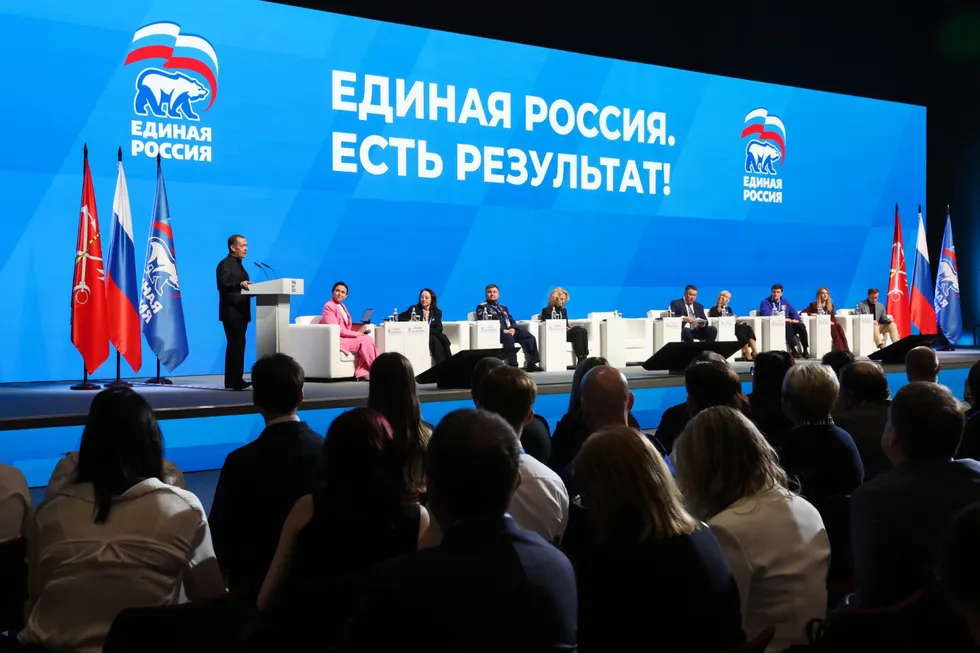 Политический блок администрации президента потребовал от лояльных изданий меньше употреблять слово «запрет» — в заголовках и материалах — и вместо этого акцентировать «позитивные» инициативы единороссов. Одновременно в ряде регионов действуют новые ограничения на съёмку последствий атак беспилотников.