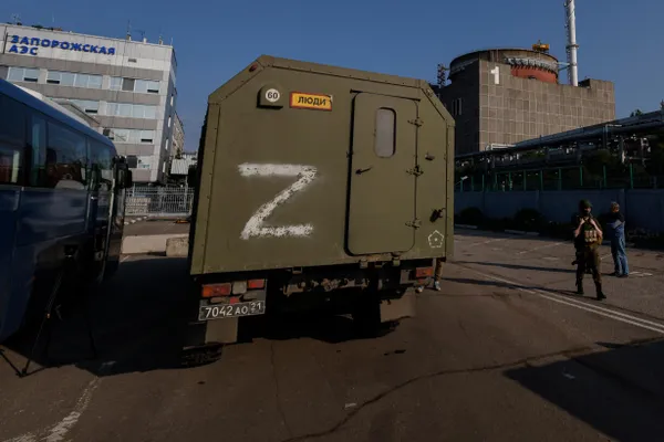 В «Росатоме» заявили, что боевой дрон, по их данным управлявшийся по оптоволокну, поразил машинный зал шестого энергоблока Запорожской АЭС; основное оборудование, утверждают в компании, не повреждено.
