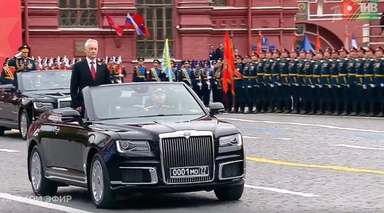 Андрей Белоусов провёл смотр войск на автомобилях Aurus. Один из показанных кабриолетов собран в Москве; похожие модели выпускают в Елабуге.