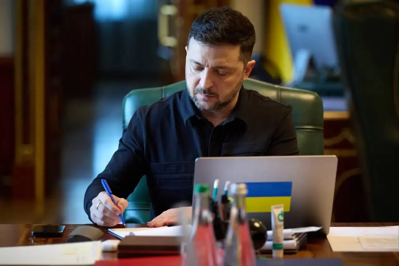 Президент Украины заявил, что ВСУ начнут прекращение огня с 00:00 в ночь с 5 на 6 мая и будут действовать зеркально; Киев при этом не получал официального обращения о перемирии 8–9 мая, ранее о временном прекращении огня заявило Минобороны РФ.