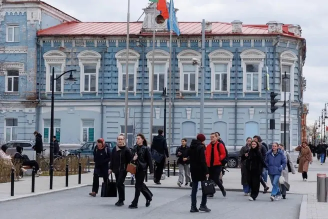 Родители и молодые люди из Тюмени рассказывают, почему подростки после 9‑го или 11‑го класса идут работать, а не поступают в колледжи и вузы: мотивации, результаты и переживания близких.