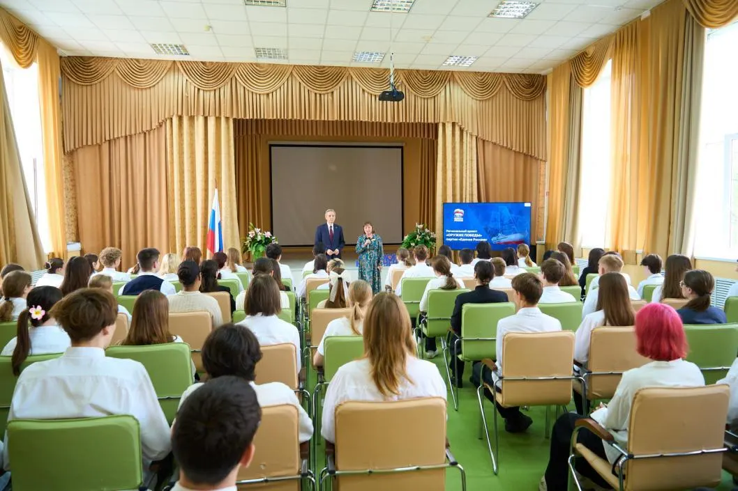 В Тюмени и районе депутаты и чиновники приходят к старшеклассникам с уроками о проекте «Оружие Победы» и рассказами о военной истории. Родителей и часть общественности беспокоит смешение памяти о Великой Победе с актуальными военными событиями и возможная политическая агитация в учебных заведениях.