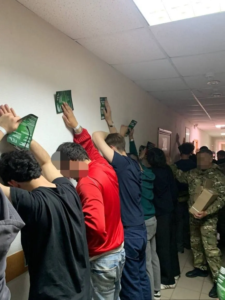 В Тюмени прошла операция «Ночной город» с участием полиции, сотрудников ПДН, народной дружины и военной полиции. Проверяли развлекательные заведения на предмет нахождения несовершеннолетних и искали мужчин, недавно получивших гражданство, но не вставших на воинский учёт. Власти отмечают сложности с призывом и выплатами.