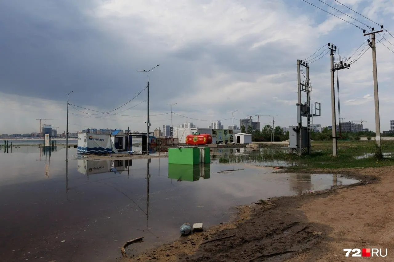 Администрация Тюмени собирается отдать городской пляж на озере Круглом в долгосрочную аренду с обязательством подрядчика благоустроить и зонировать территорию. За уборку и текущие работы объявлен отдельный месячный контракт.