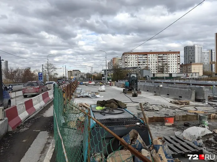 Администрация сообщает, что на мосту укладывают асфальтобетон в направлении Лесобазы. По контракту работы должны быть завершены до 30 августа, но подрядчики рассчитывают сдать объект ориентировочно до конца июля и открыть движение в обе стороны.
