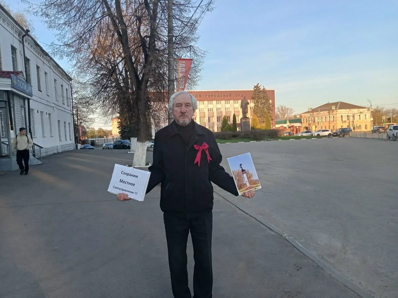 Юрия Саенко из Александрова признали виновным по ч. 2 ст. 20.2 КоАП — за организацию либо проведение публичного мероприятия без уведомления. Пикет прошёл 1 мая в защиту местного самоуправления; назначенное наказание не сообщают.