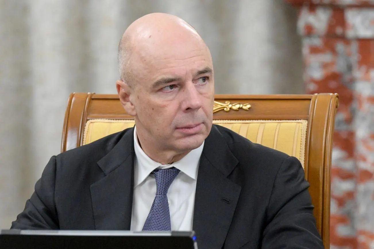 Антон Силуанов предложил приостановить часть запланированных расходов на 2,9 трлн рублей: по оценкам, затраты на боевые действия могут превысить бюджет на 2–4 трлн, дефицит за первые четыре месяца достиг 5,9 трлн (≈2,5% ВВП).