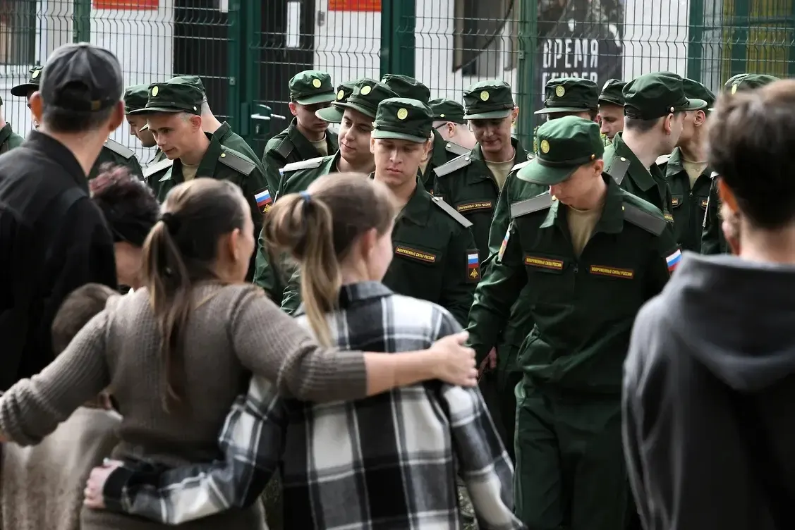 Группу женщин возглавила первая заявительница — иск подан в Верховный суд. Истцы оспаривают нормы, которые лишают права на выплаты тех, у кого не было общего несовершеннолетнего ребёнка с погибшим.