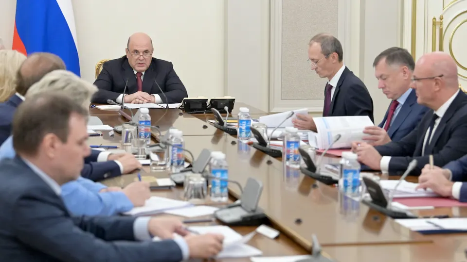 После серии ударов беспилотников переработка нефти в России упала до многолетних минимумов. Правительство согласовало меры: крупнейшие нефтекомпании подпишут соглашения с Минэнерго и ФАС, чтобы стабилизировать внутренний рынок, скорректировать объёмы производства и сдерживать рост цен на АЗС.